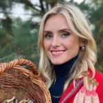 Ирина Федишин показалась с мамой, на которую похожа как две капли воды, и похвасталась урожаем грибов