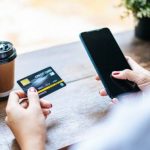 Украинцам ограничили переводы по картам. Какие правила и что будет, если превысить лимит