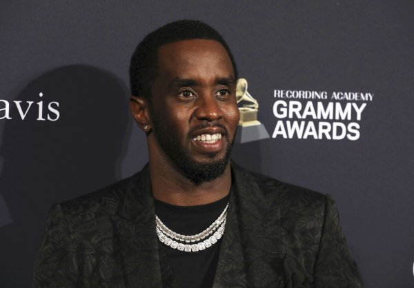 
Скандал с P. Diddy: что известно о "белых вечеринках" рэпера и именах звезд, которые их посещали
