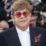 77-летний Элтон Джон шокировал потерей зрения: “Не могу ничего читать, смотреть”