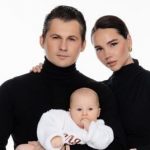 Евгений Кот с женой очаровали поцелуями 4-месячной дочери в изысканных образах