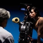 Плевок у режиссера, первые слезы и месяцы тренировок тела: топ фактов о новом клипе Мишель Андраде