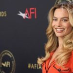 Марго Робби впервые после родов застали на прогулке с крошечным сыном и свекровью