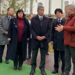 Глава МИД Японии посетил мемориал жертвам российской оккупации в Буче