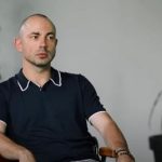 Андрей Бедняков довел до слез обращением к покойной маме, которая умерла в оккупированном Мариуполе