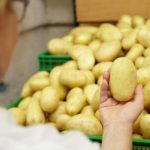 Вдвое дороже, чем в прошлом. Почему взлетели цены на картофель и что будет дальше