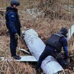 Саперы ГСЧС обнаружили остатки российской крылатой ракеты в Киеве