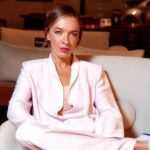 Василиса Фролова в свадебном платье показала, как выходила замуж в ОАЭ за известного продюсера