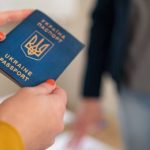 Украинцам будут доставлять загранпаспорта в другие страны: сколько придется заплатить