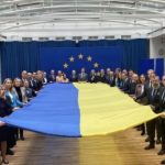 Послы ЕС, стран-кандидатов и G7 в Вене развернули сине-желтый флаг в поддержку Украины