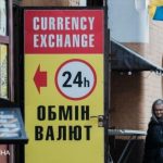 Доллар пошел вниз: обменники выставили новые курсы валют