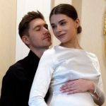 Беременная жена Остапчука в халатике на голое тело попозировала в кровати за несколько дней до появления сына