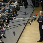 Євро впав відносно британського фунта і американського долара через бюджетні суперечки у Франції