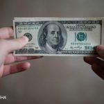 Курс доллара падает второй день после исторического максимума