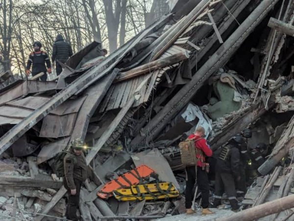 Россия ударила баллистикой по многоквартирному дому в Кривом Роге, под завалами ищут людей