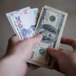 Что будет с курсом доллара и вырастут ли зарплаты в Украине: прогноз на 2025 год