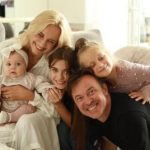 Лилия Ребрик показала, как с тремя дочерьми украсила новогоднюю елку в розовом стиле