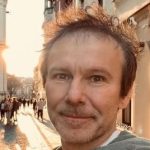 Вакарчук показался в объятиях у мамы и рассекретил последнюю просьбу его покойного папы