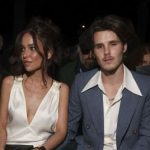 Сын Бекхэмов показал, как подальше от родителей встретил Новый год со старшей на 10 лет возлюбленной