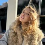 Оля Полякова показалась с 13-летней дочерью на лошадях и засветила свой роскошный особняк