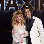 Галкин станцевал с 75-летней Пугачевой на фоне новогодней елки и ошеломил ее молодым видом