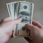 НБУ опустил курс доллара ниже 42 гривен