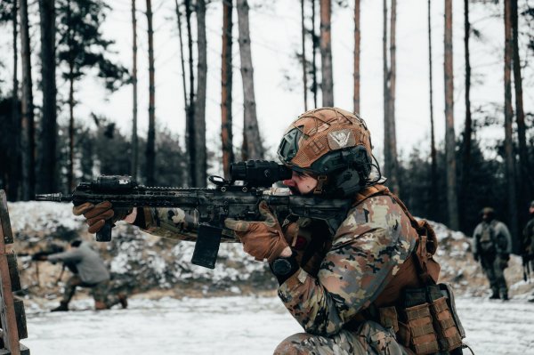  "Сейчас переломный ход войны". Разведчики бригады "Рубеж" <em></img>Разведчика можно сделать из любого, убеждены ребята. Было бы только желание самого человека учиться новому (фото: РБК-Украина)</em></p>
<h2><strong>Отношение к «бусификации» и мобилизации</strong></h2>
<p>В роту разведки бригады «Рубеж» чаще попадают мотивированные люди, которых не нужно уговаривать защищать страну. Поэтому Кадзума говорит, что относится к принудительной мобилизации «специфически».</p>
<p>«Если он (муж призывного возраста – ред.) хотел бы, то нашел бы себе место сам. В гражданской жизни очень много профессий, которые нам подходят. Например, программист. Это важный человек, который может делать очень многое, максимально универсален. А если ожидал, что бросили в бус, а потом будешь обижен на всех – то ты в какой-то мере сам затупил», – говорит он. По словам военного, важен подход к людям. Если мотивировать и показать разные возможности, человек сам будет гореть что-то делать. Если дать человеку дрон, он увидит эту технологию и поймет, что может перебить врагов, это может дать «огонь в глазах».</p>
<p>«У нас сейчас такой переломный ход войны, что мы или проигрываем, или возьмем в свою пользу», – замечает разведчик.</p>
<h2><b>«Нас часто путают с ТЦК»</b></h2>
<p>За три года войны военные видели к себе очень разное отношение со стороны гражданских.<b> </b>Со временем начинаешь различать взгляды уважения, неуважения, пренебрежения, говорит Кадзума». Бывает, сразу видно, что человеку неудобно, но он очень благодарен .Но бывало даже, что плевали в спину.</p>
<p>Часто их путают с сотрудниками ТЦК. Как-то в ТРЦ к «Кадзуме» подошла женщина и попросила не забирать ее мужа. Он сначала удивился, а потом понял, что та спутала его с работником ТЦК. В другой раз, когда ушел с женой в супермаркет, женщина спросила его, где лежит туалетная бумага. На фразу «Почему я должен это знать» искренне ответила: «А вы что, разве не охранник?».</p>
<p><p><img decoding=