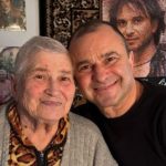 Виктор Павлик приехал к 84-летней маме и удивил ее сюрпризом