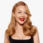 Тина Кароль рассекретила свой вес и похвасталась стальным прессом в топе