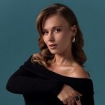 Беременная Анна Кошмал в обтягивающих лосинах и топе ошеломила стойкой вверх ногами