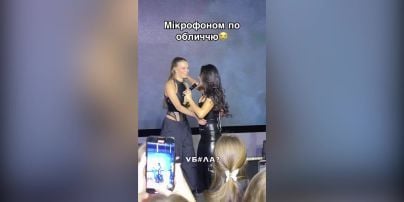 
Анна Тринчер прямо на концерте ударила танцовщицу микрофоном по лицу
