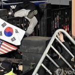 Сеул охватили многотысячные акции протеста, сторонники Юна штурмовали суд