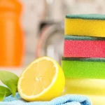 Для чего на самом деле губки для мытья посуды разного цвета: ответ многих удивит