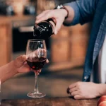 Почему вино разливают в бутылки объемом 750 мл, а не 1 литр: разгадка традиции