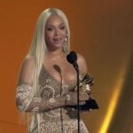 С Бейонсе на “Грэмми-2025” случился неприятный конфуз: платье не выдержало пышный бюст певицы
