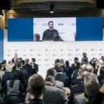 Зеленский в Мюнхене: Трамп может нажать на Путина, чтобы завершить войну