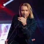 Олег Винник со сцены высказался о помощи ВСУ и ответил на упреки: “Мне до одного места”