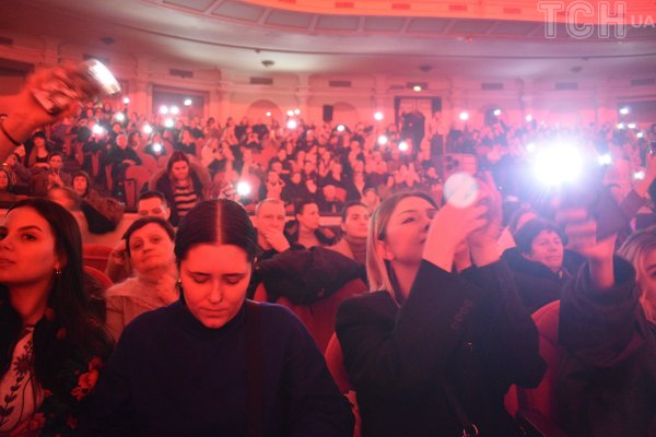 
Боль от потери, слезы дочери и почетное звание: Тоня Матвиенко довела до мурашек концертом в Киеве
