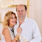 Заметно похудевший Виктор Бронюк восхитил романтическими фото с женой-красавицей