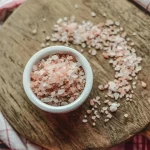 Морская и обычная соль: в чем разница и какая полезнее?