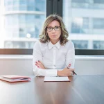 Женщины возглавляют ключевые секторы экономики Украины: статистика по регионам