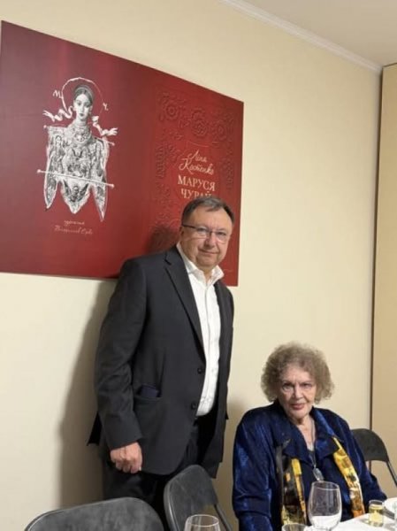 Лина Костенко отпраздновала 95-летие в кругу известных друзей и очаровала видом на новых фото