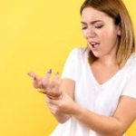 Почему чешется правая рука: деньги, встречи или предупреждение