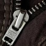 Что означают буквы «YKK» на застежках-молниях: расшифровка и интересные факты