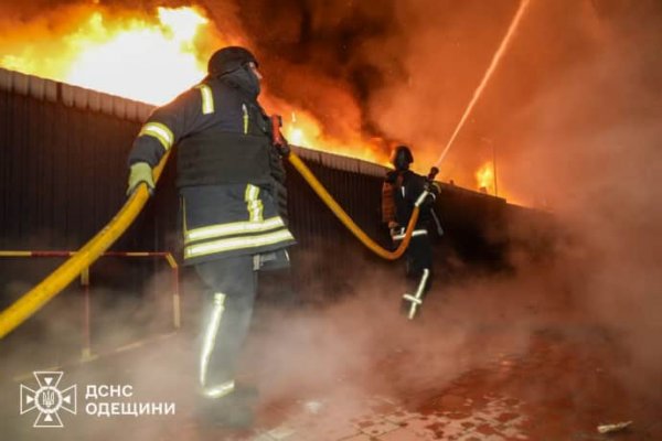 Спасатели показали последствия массированной российской атаки БпЛА в Одессу