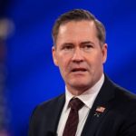 Трамп рассмотрит восстановление помощи в Украину с мирными переговорами – Белый дом