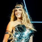 Соблазнительная Оля Полякова в рубашке на голое тело впервые украсила обложку Playboy