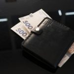 Официальная зарплата украинцев увеличилась на 3,7 тысячи долларов для пенсионного расчета