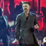 Джастин Тимберлейк эпично “попустил” россиянку, бросившую ему на концерте бюстгальтер с посланием