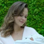 Анна Кошмал родила дочь и показала ее первые фото в роддоме